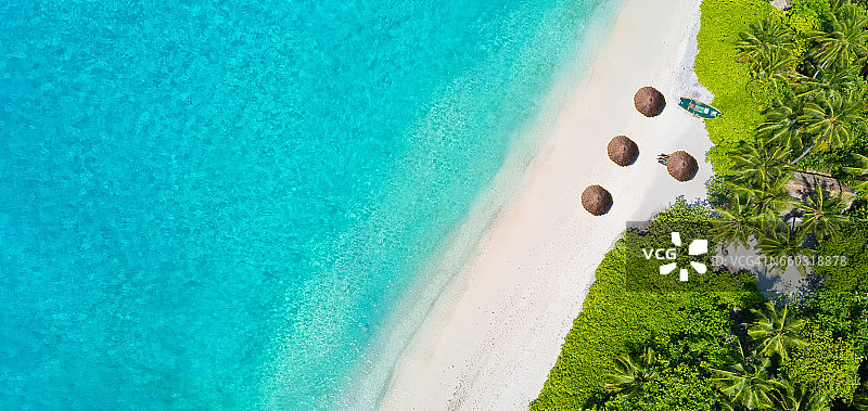 岛上热带马尔代夫海滩的航拍照片图片素材