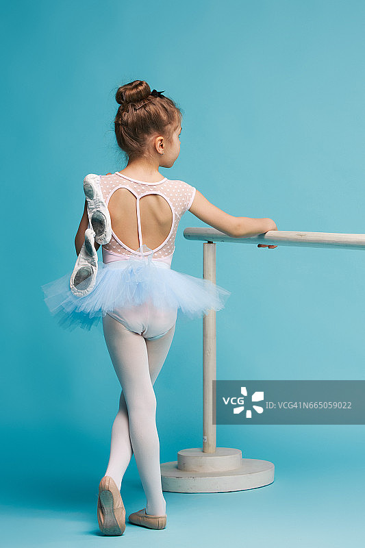 蓝色背景上的小芭蕾舞者图片素材