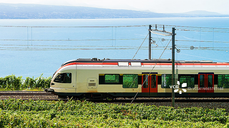 火车在拉沃葡萄园梯田，日内瓦湖阿尔卑斯山图片素材