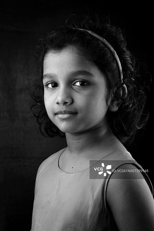 一个小女孩的黑白肖像图片素材