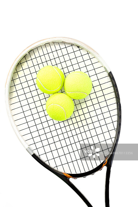 特写的网球拍和球在白色的背景图片素材