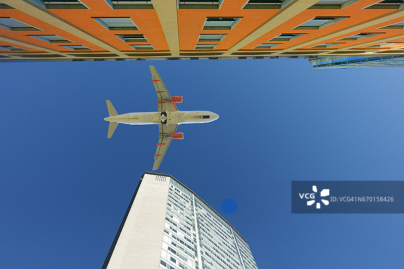 飞机飞过意大利米兰的建筑物图片素材
