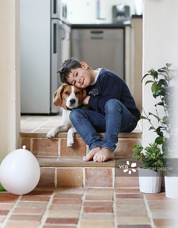 一个男孩和他的小猎犬摆姿势图片素材