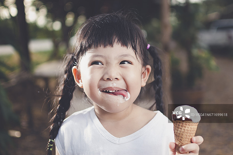 亚洲女孩吃冰淇淋。图片素材