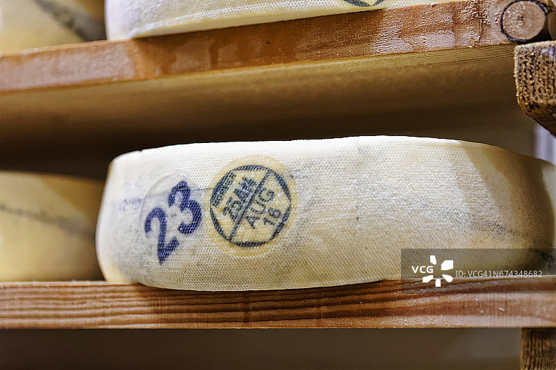 陈化奶酪在成熟的窖藏弗朗士孔德乳制品图片素材