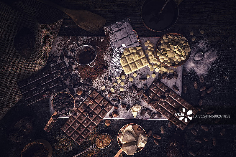 黑巧克力、牛奶巧克力和白巧克力图片素材