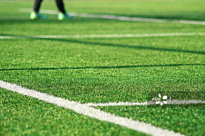人造绿草与白色条纹的足球场图片素材