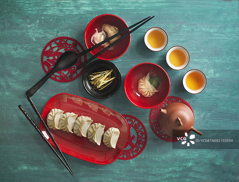 中国食物蒸饺和茶在绿色的乡村背景。图片素材