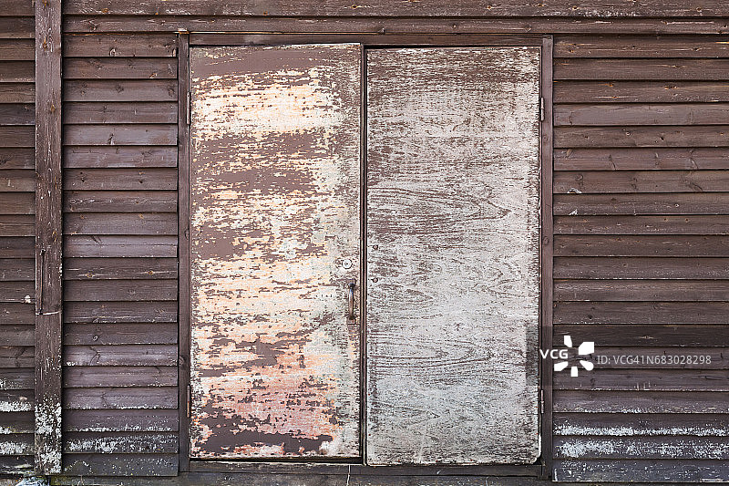 紧闭的门在旧木墙图片素材