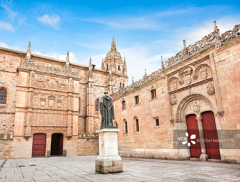 美丽的风景著名的萨拉曼卡大学，西班牙最古老的大学和欧洲最古老的大学之一，在萨拉曼卡，卡斯蒂拉利昂地区，西班牙图片素材