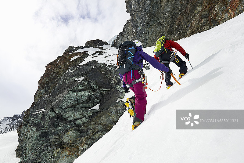 登山者攀登瑞士萨斯费的雪山图片素材