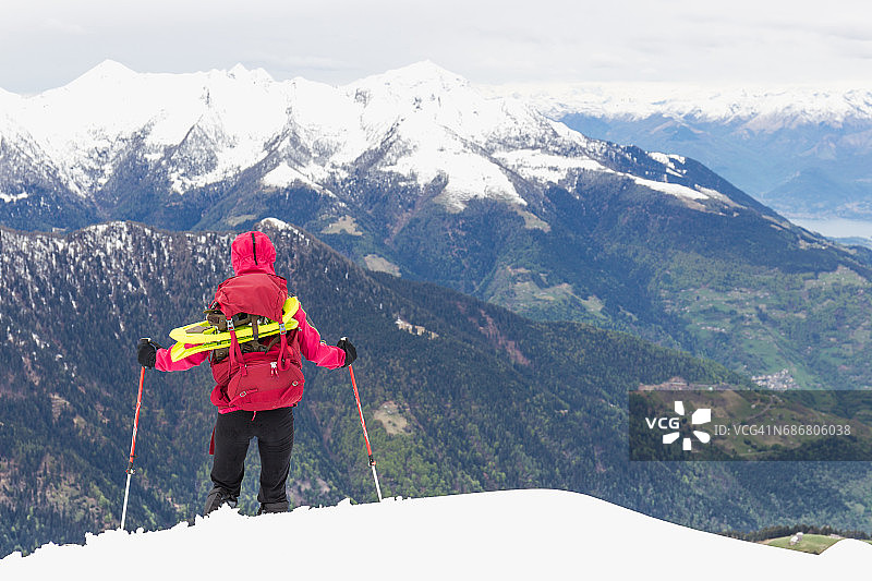 穿着雪鞋在白雪覆盖的山上行走的徒步者图片素材