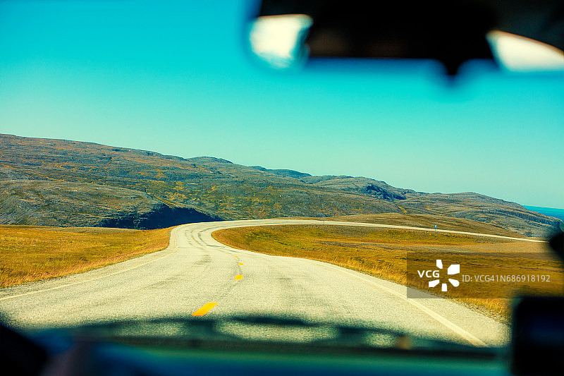 山路有蓝天。去北卡普的路。Mageroya岛、挪威图片素材