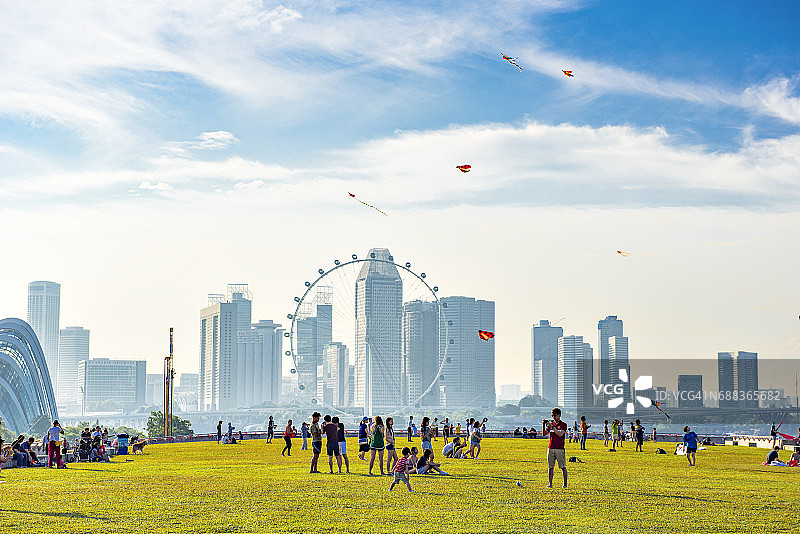 新加坡——2016年8月14日:人们在滨海湾附近的新加坡滨海堤坝公园享受户外假日活动图片素材