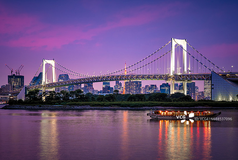 戏剧性的日落与彩虹桥和东京城市景观图片素材