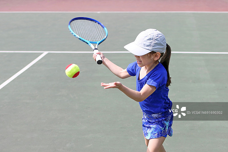 小女孩在打网球图片素材