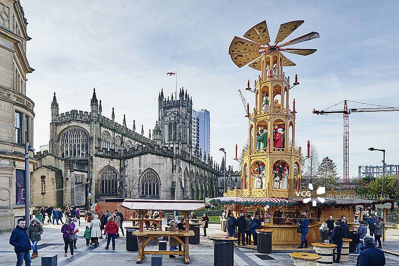 英国曼彻斯特大教堂旁的圣诞市场图片素材