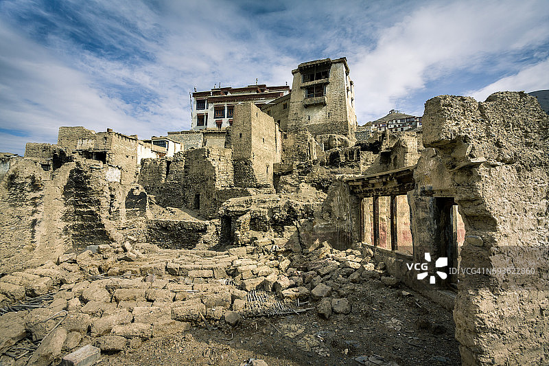 喜马拉雅山脉中被遗弃的泥屋图片素材