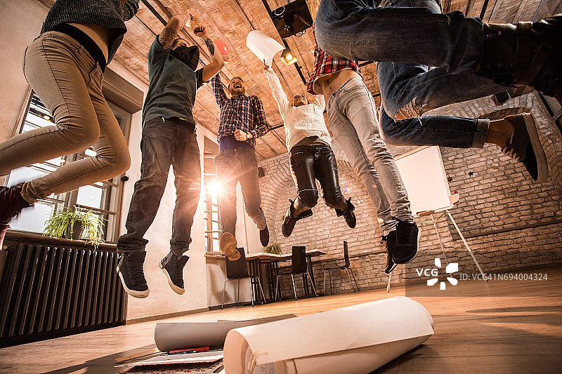 下面是快乐的自由职业者在办公室跳着玩的画面。图片素材