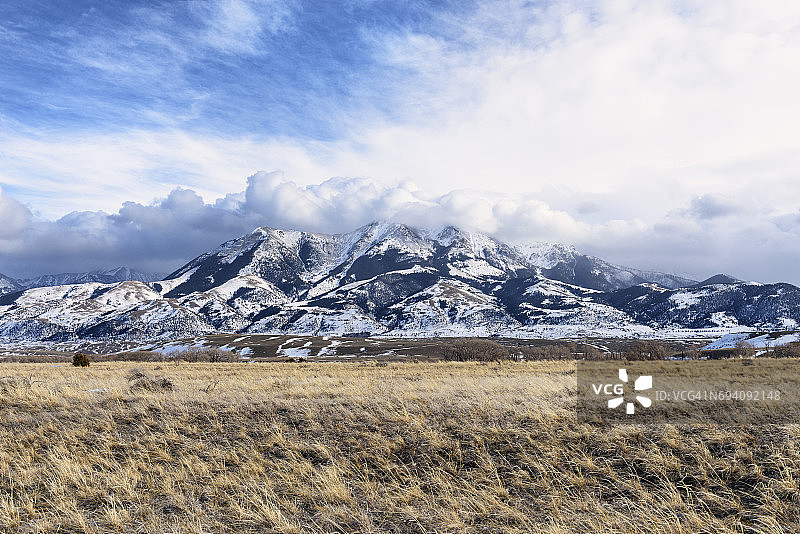 冬季蒙大拿山脉上空的戏剧性云彩图片素材