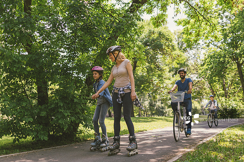家庭轮滑和骑自行车图片素材