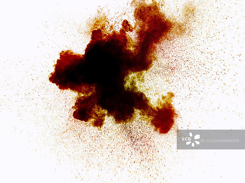 红色和黄色粉末在白色背景上爆炸的形式和纹理图片素材