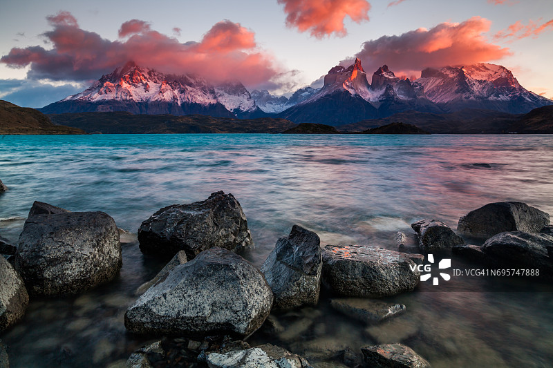 黎明时分的佩霍湖。智利Torres del Paine图片素材