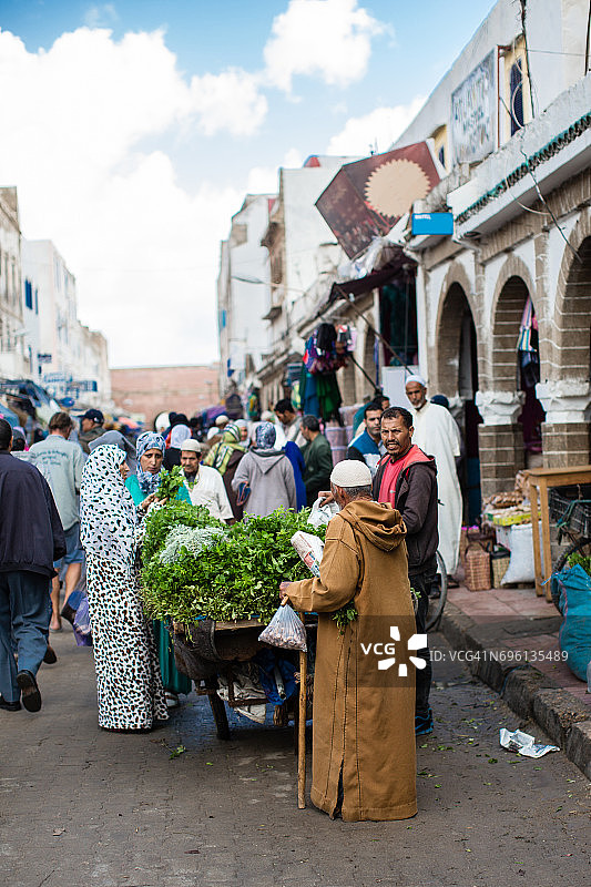 非洲摩洛哥，埃索维拉市场上的人们图片素材