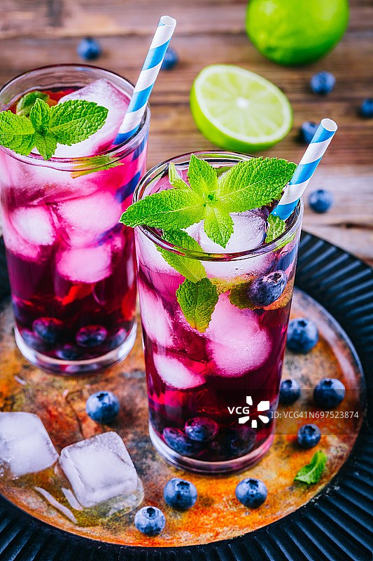 杯装蓝莓冰莫吉托，柠檬和薄荷图片素材