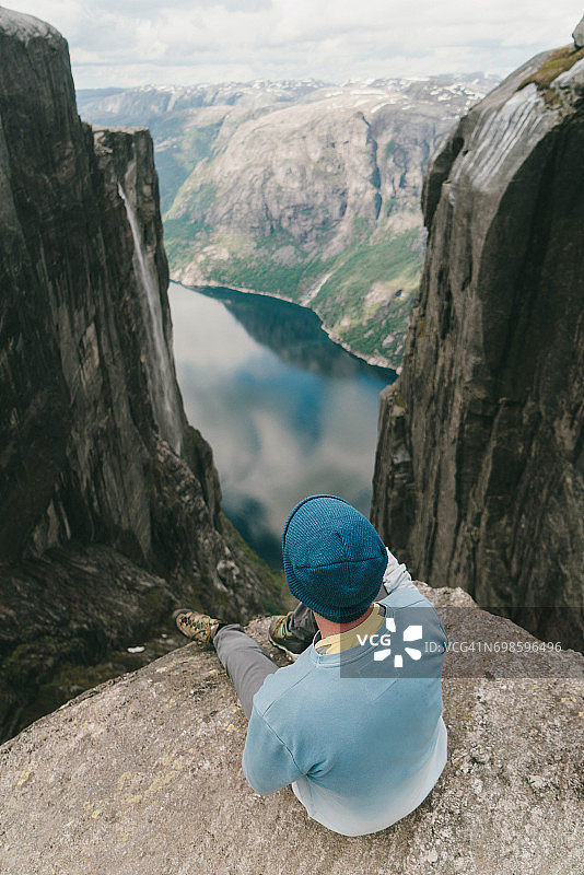 一名男子坐在谢格拉山观看吕瑟峡湾的风景图片素材