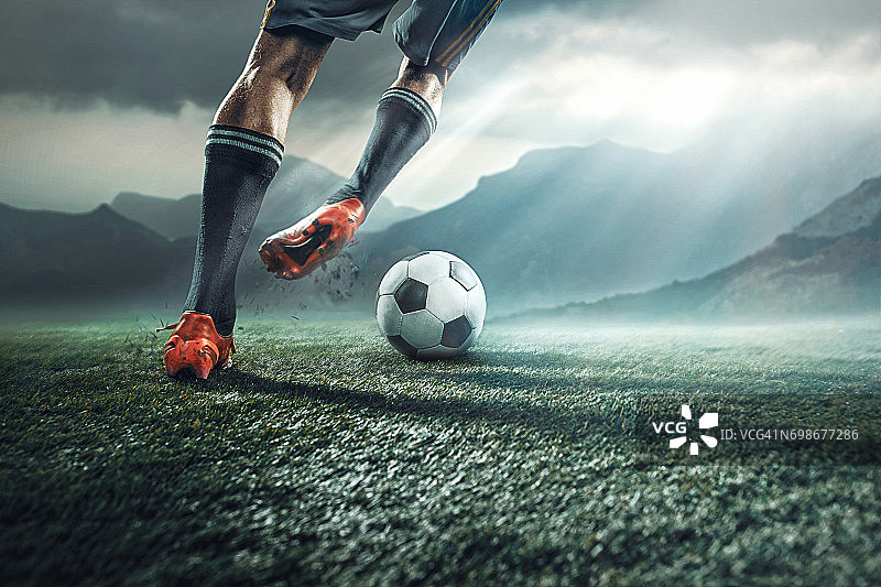足球运动员踢球时的腿图片素材