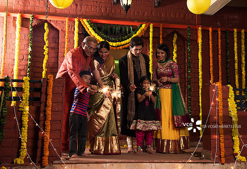 印度家庭用鞭炮庆祝排灯节图片素材