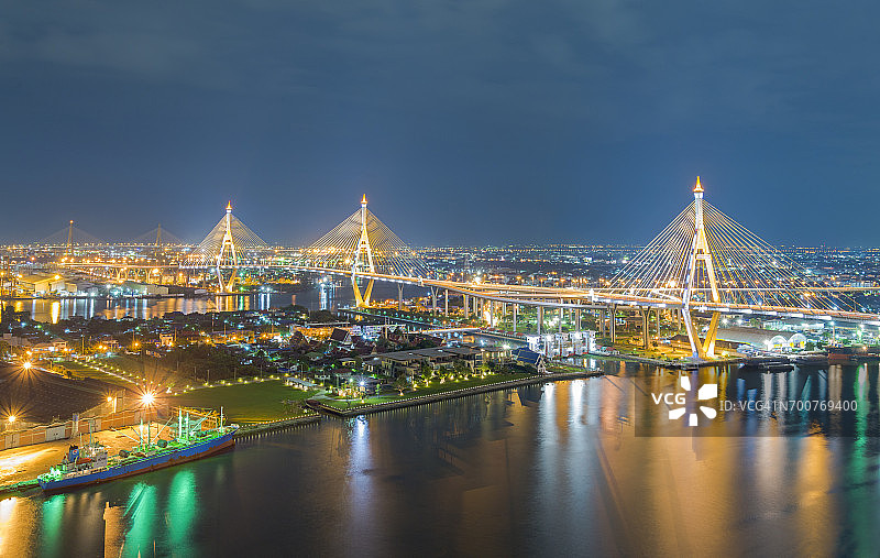 泰国曼谷的普密蓬大桥图片素材