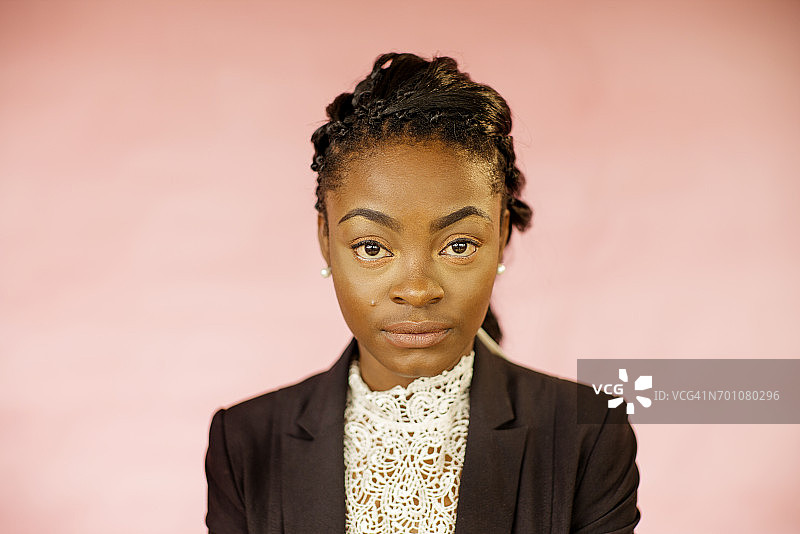 一幅年轻女子的肖像，背景是粉红色的千禧一代图片素材