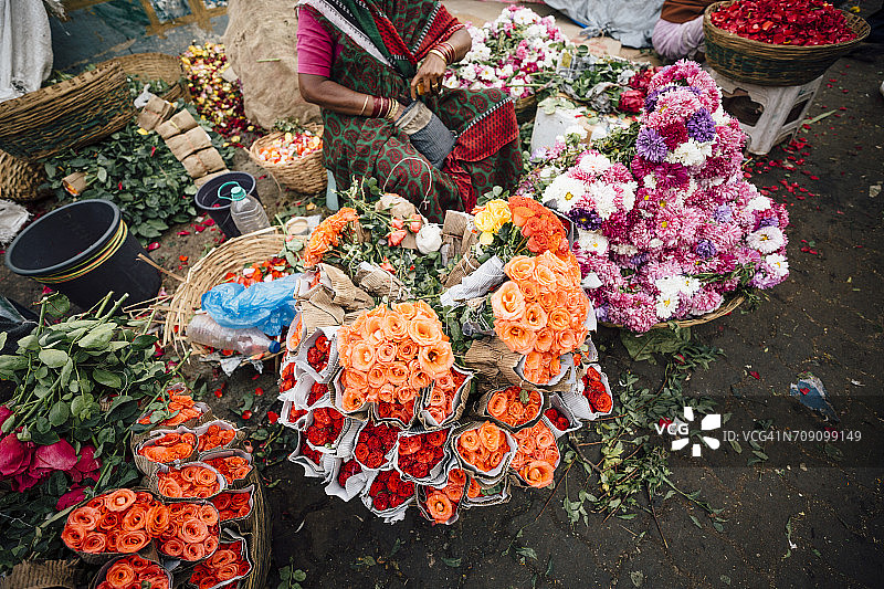 印度马哈拉施特拉邦孟买花摊旁的市场商人图片素材