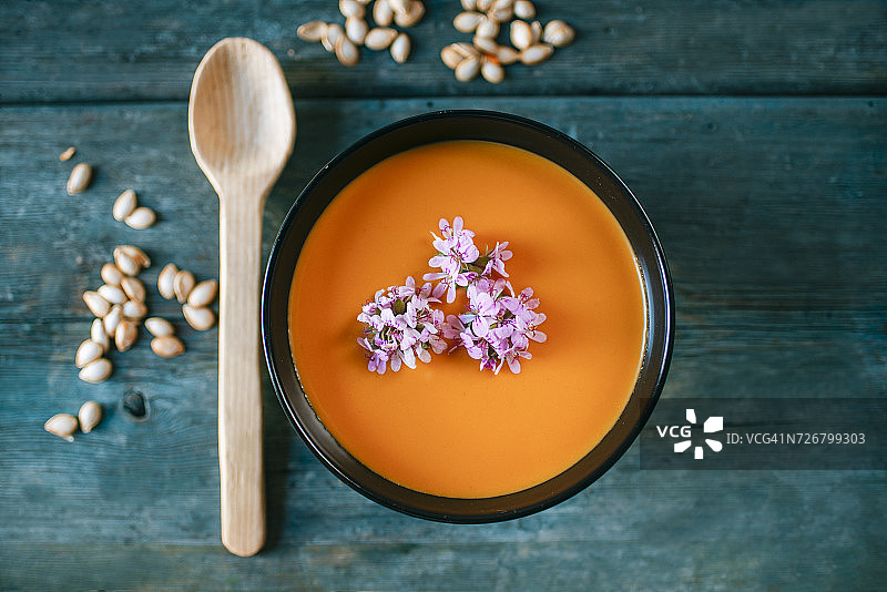 奶油南瓜汤和可食用的花图片素材