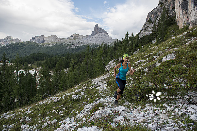 意大利，白云石，威尼托，费德拉湖的跑步运动员图片素材