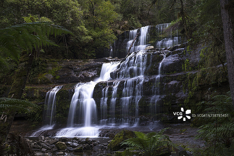 澳大利亚塔斯马尼亚国家公园的瀑布图片素材