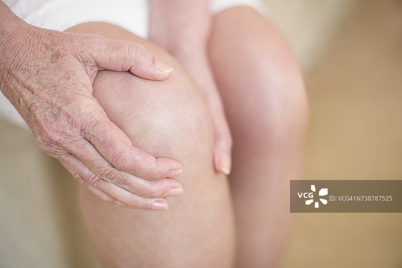 膝盖疼痛的女人图片素材