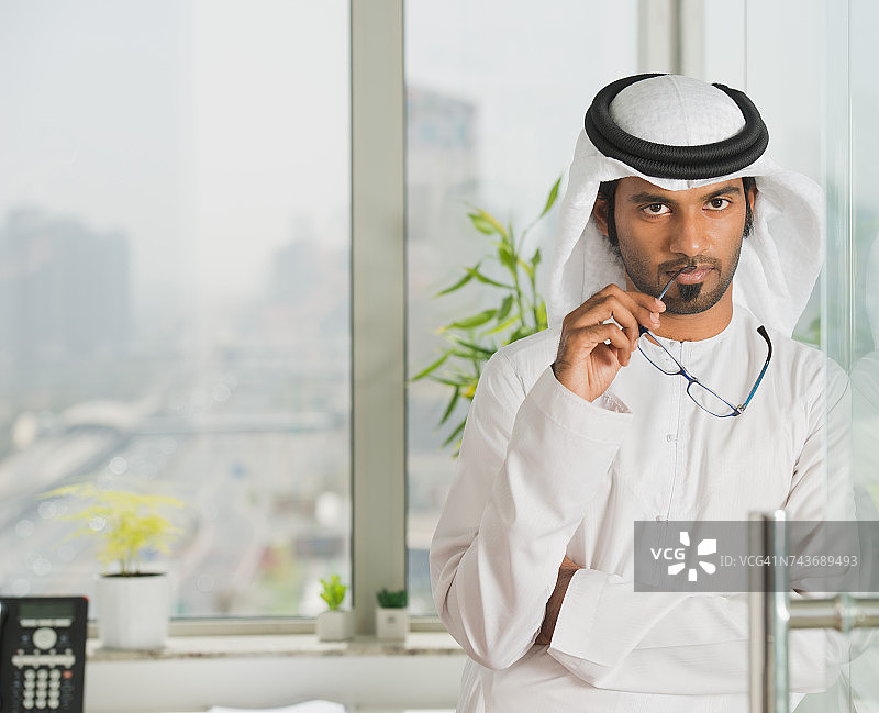 阿联酋商人在办公室的肖像。图片素材
