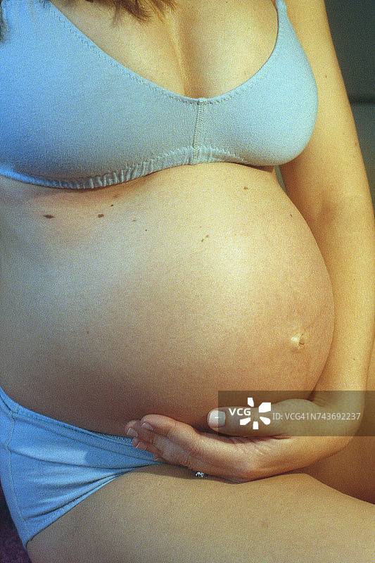年轻的孕妇图片素材