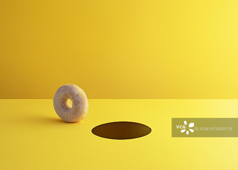 黄地上的甜甜圈和洞图片素材