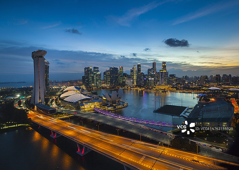 滨海湾和城市天际线晚上，新加坡，东南亚图片素材