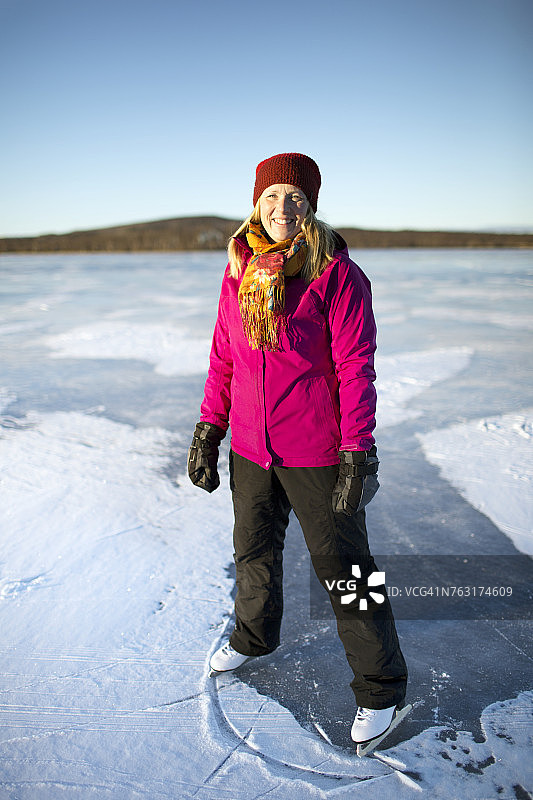 冰湖上的女人图片素材