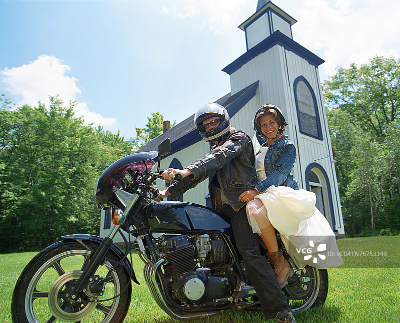 新郎和新娘骑摩托车图片素材