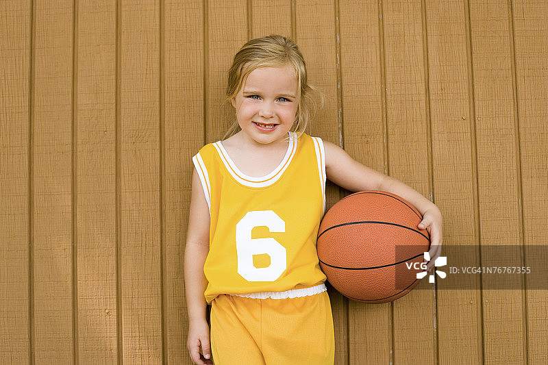 女孩穿着篮球服拿着篮球图片素材