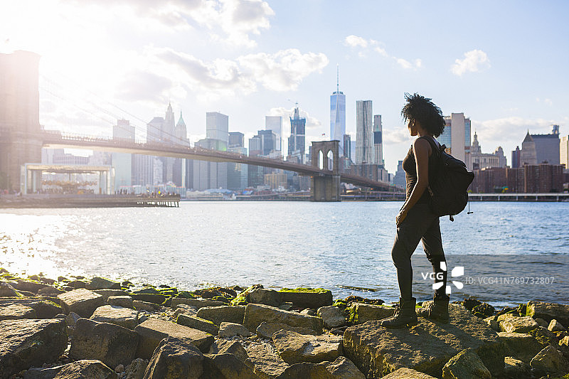 美国，纽约，布鲁克林，站在水边的女人图片素材