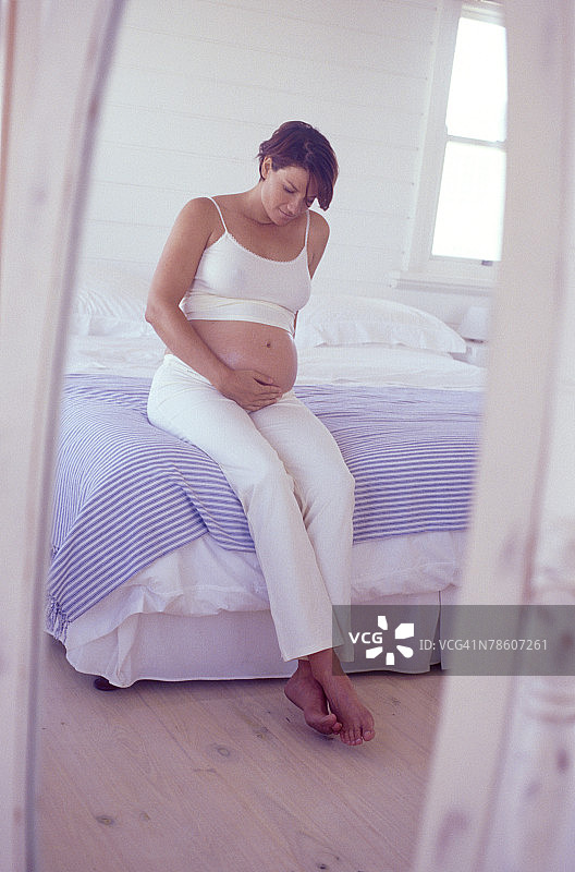 孕妇坐在床上图片素材