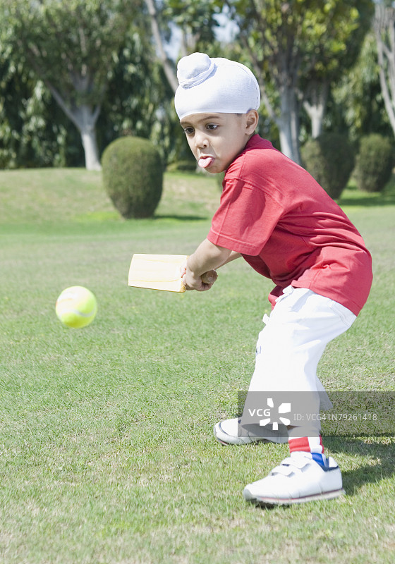 打板球的男孩侧影图片素材