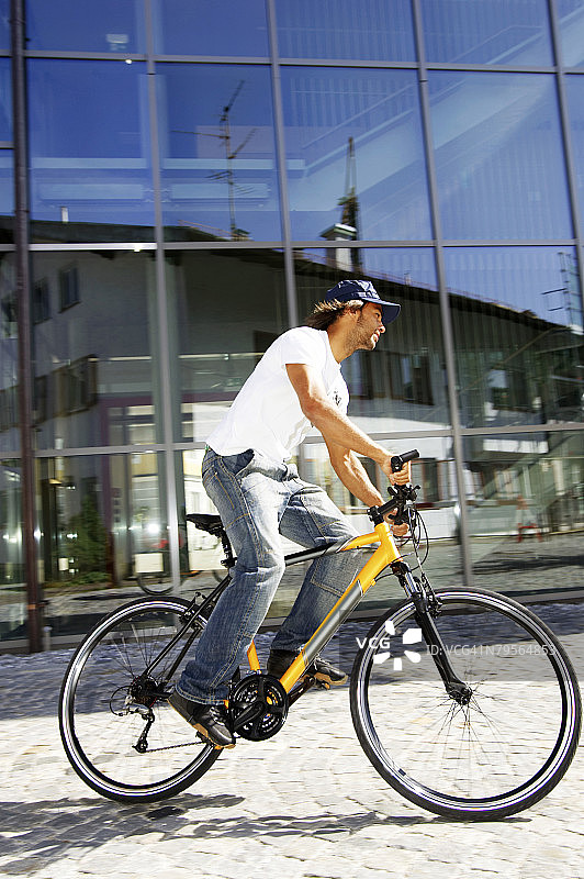 德国，巴伐利亚，骑自行车的人，侧视图图片素材